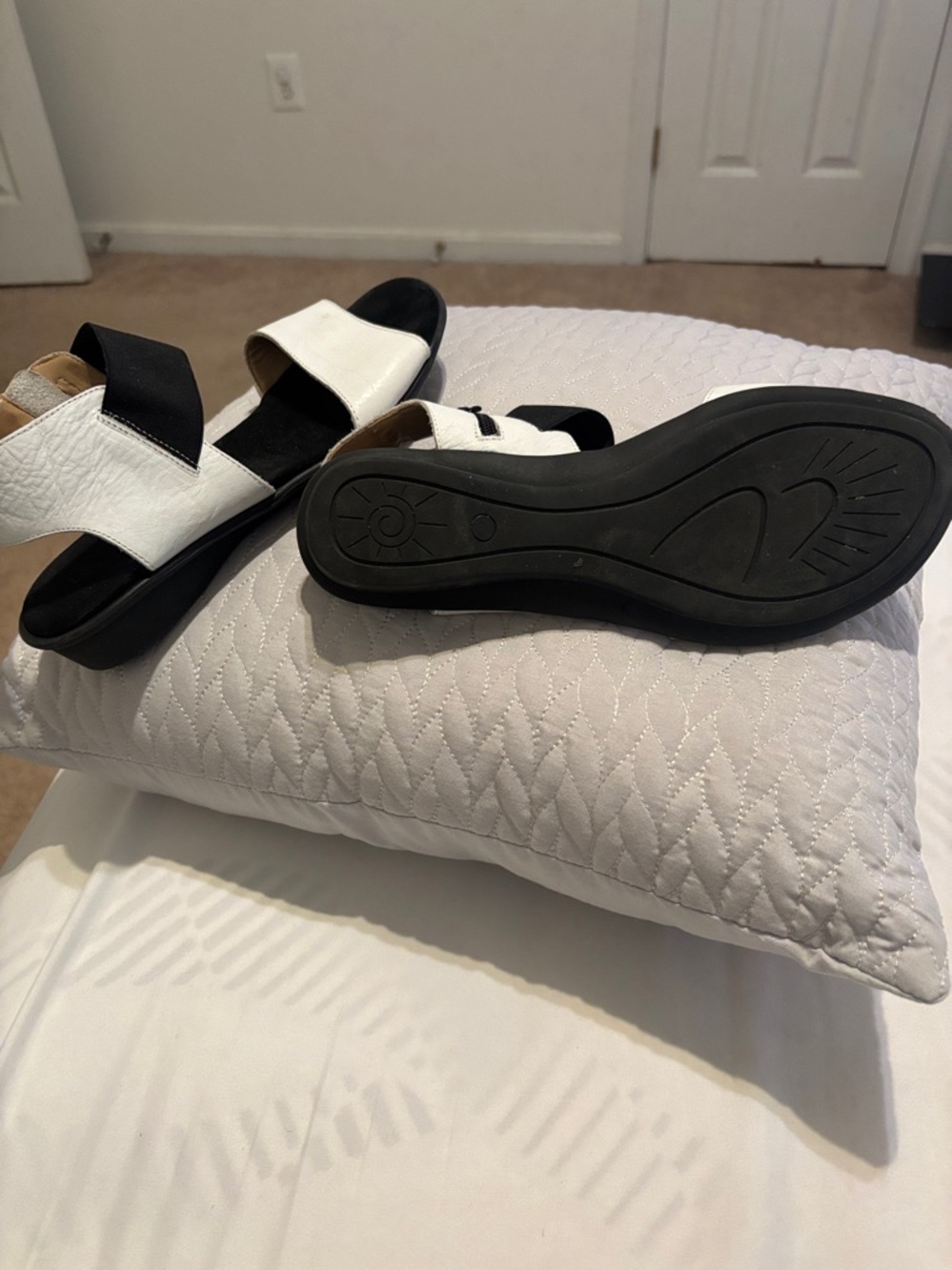 Women's Gucci White and Black Comfort Sandals - Picture 4 of 6